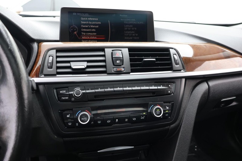 BMW 320i Vehicle Full-screen Gallery Image 29