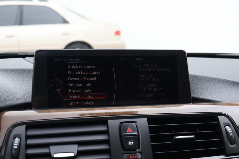 BMW 320i Vehicle Full-screen Gallery Image 30