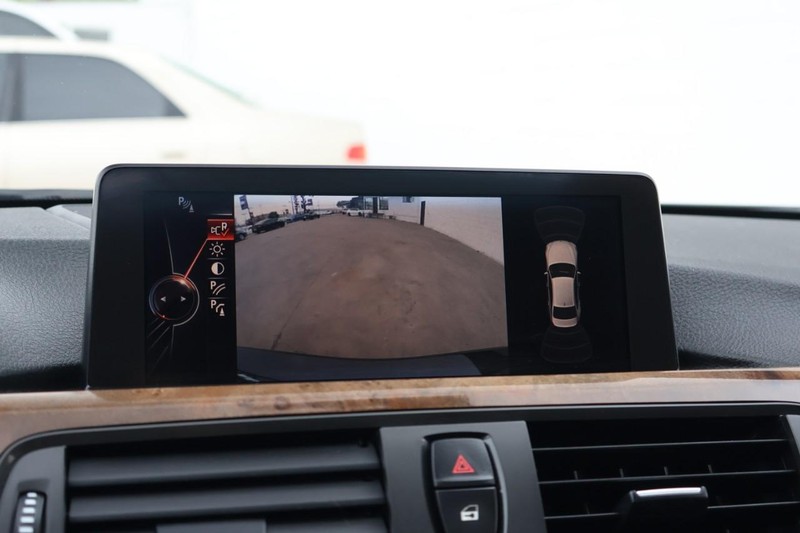 BMW 320i Vehicle Full-screen Gallery Image 31