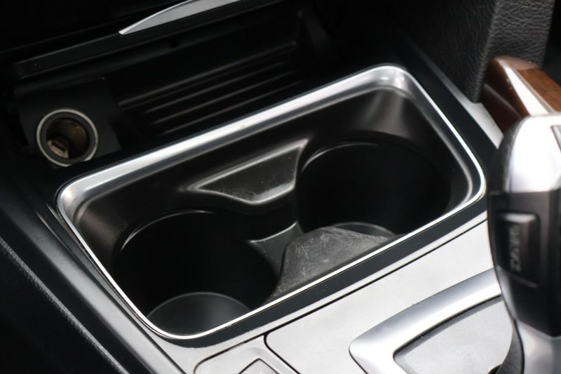 BMW 320i Vehicle Full-screen Gallery Image 32