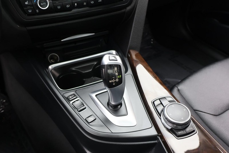 BMW 320i Vehicle Full-screen Gallery Image 33