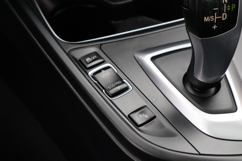 BMW 320i Vehicle Full-screen Gallery Image 34