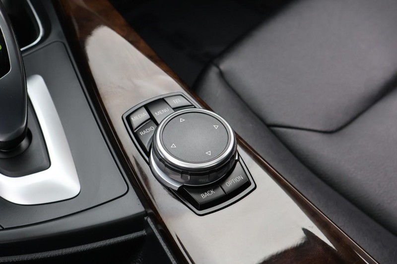 BMW 320i Vehicle Full-screen Gallery Image 35