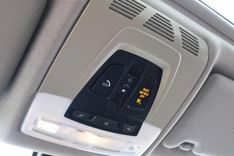 BMW 320i Vehicle Full-screen Gallery Image 36