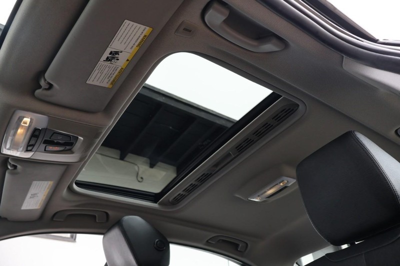 BMW 320i Vehicle Full-screen Gallery Image 37