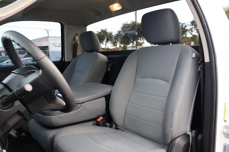 Ram 1500 Classic Vehicle Full-screen Gallery Image 18