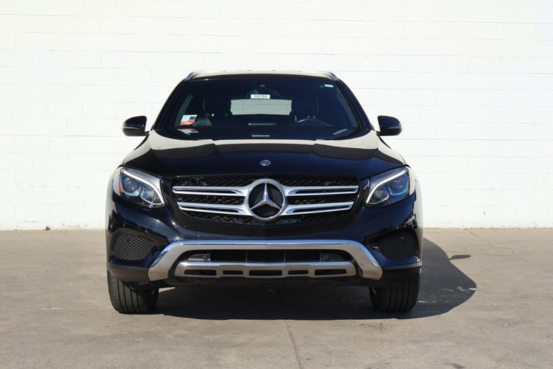 Mercedes-Benz GLC Vehicle Full-screen Gallery Image 02