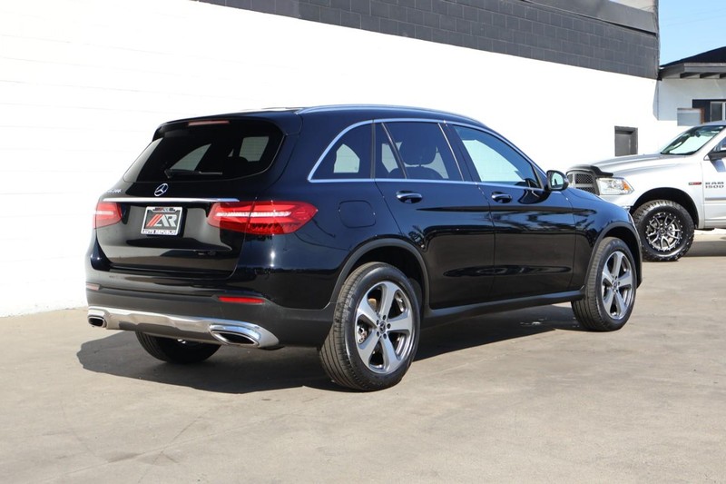 Mercedes-Benz GLC Vehicle Full-screen Gallery Image 05