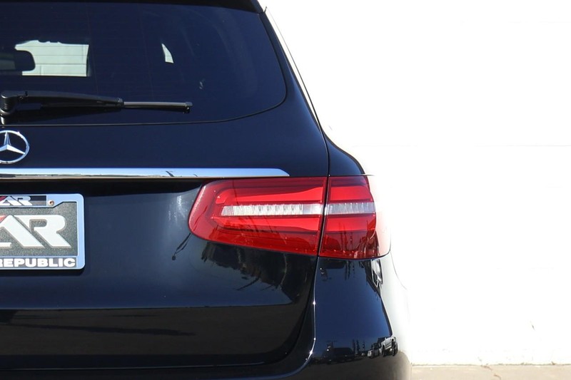 Mercedes-Benz GLC Vehicle Full-screen Gallery Image 07