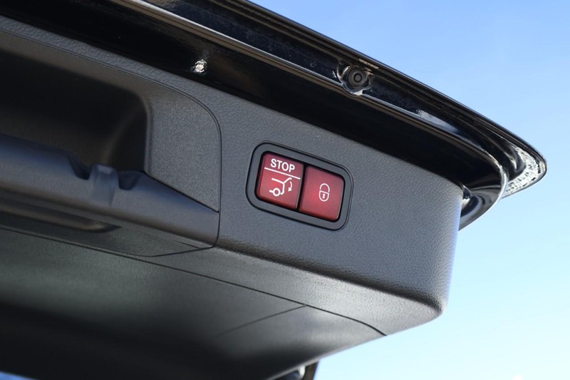 Mercedes-Benz GLC Vehicle Full-screen Gallery Image 09