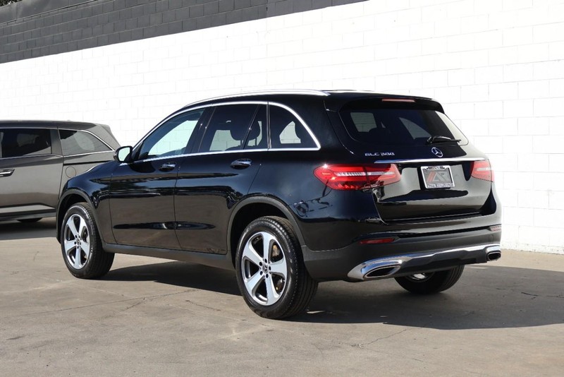 Mercedes-Benz GLC Vehicle Full-screen Gallery Image 10