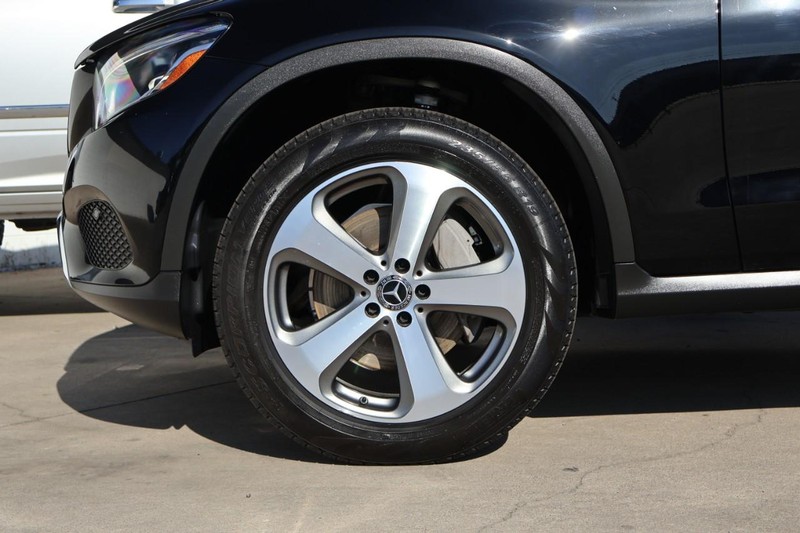 Mercedes-Benz GLC Vehicle Full-screen Gallery Image 14