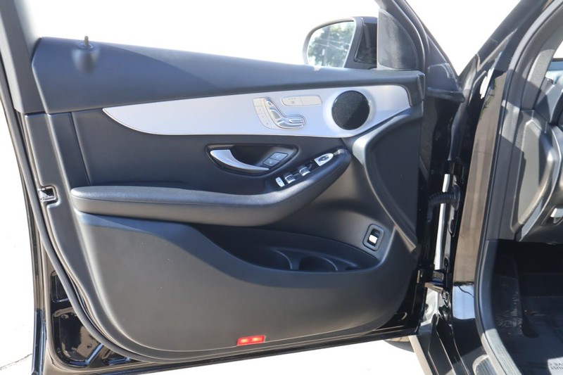 Mercedes-Benz GLC Vehicle Full-screen Gallery Image 15