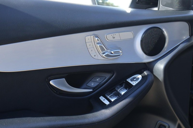 Mercedes-Benz GLC Vehicle Full-screen Gallery Image 16