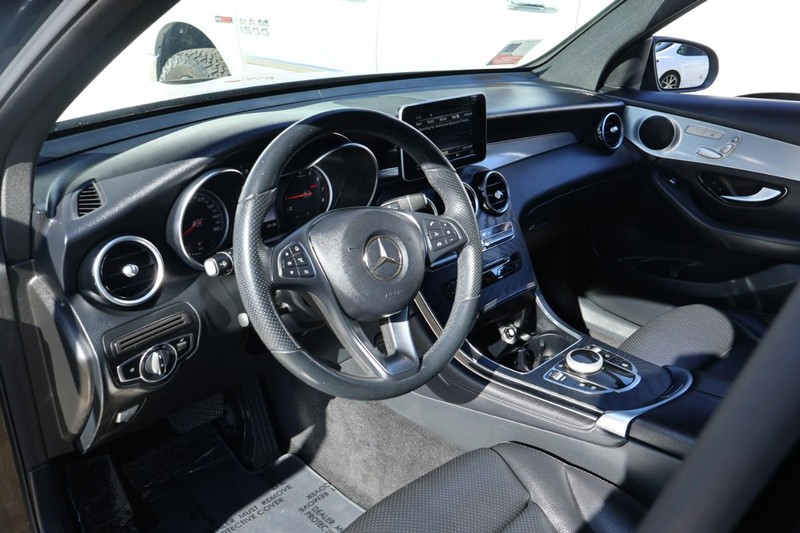 Mercedes-Benz GLC Vehicle Full-screen Gallery Image 17