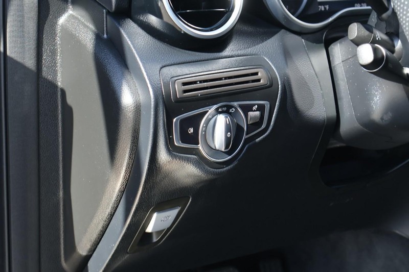 Mercedes-Benz GLC Vehicle Full-screen Gallery Image 18