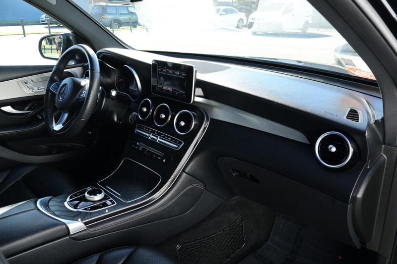 Mercedes-Benz GLC Vehicle Full-screen Gallery Image 21