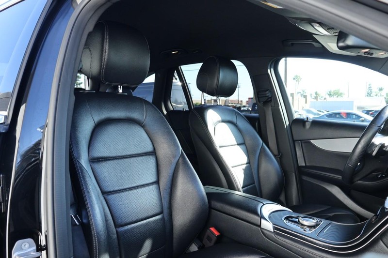 Mercedes-Benz GLC Vehicle Full-screen Gallery Image 22