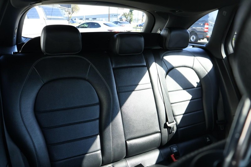 Mercedes-Benz GLC Vehicle Full-screen Gallery Image 23