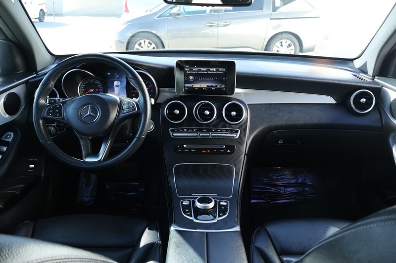 Mercedes-Benz GLC Vehicle Full-screen Gallery Image 24