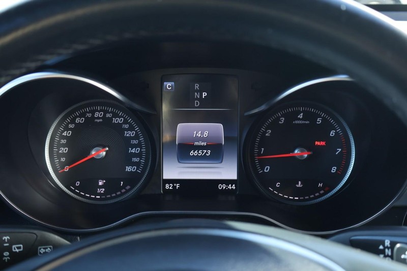 Mercedes-Benz GLC Vehicle Full-screen Gallery Image 25