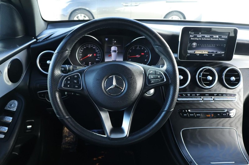 Mercedes-Benz GLC Vehicle Full-screen Gallery Image 26