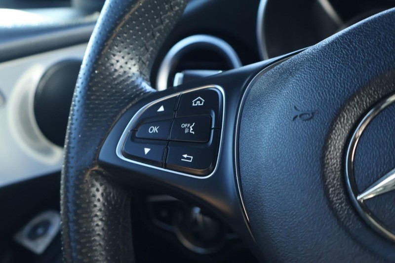 Mercedes-Benz GLC Vehicle Full-screen Gallery Image 27