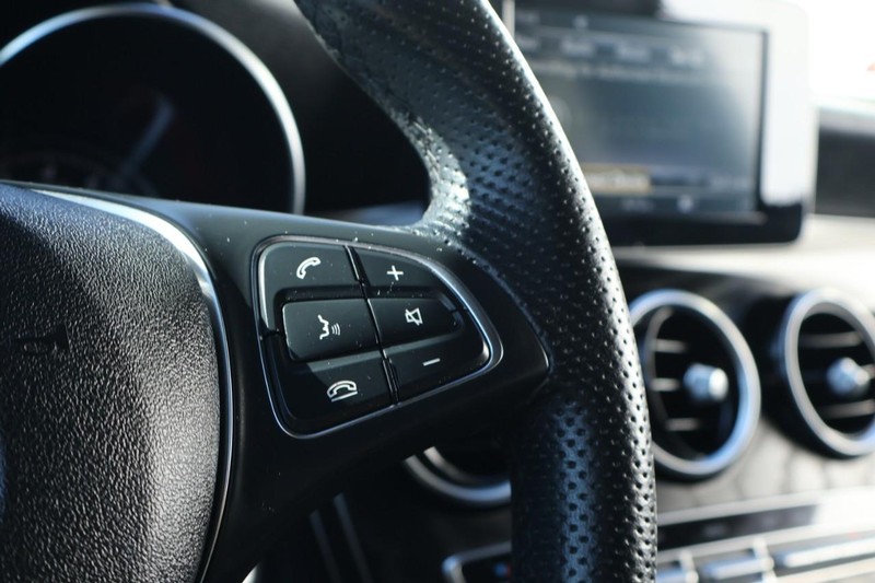 Mercedes-Benz GLC Vehicle Full-screen Gallery Image 28