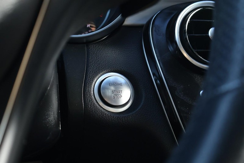 Mercedes-Benz GLC Vehicle Full-screen Gallery Image 29