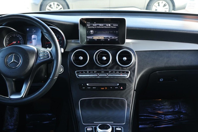 Mercedes-Benz GLC Vehicle Full-screen Gallery Image 30