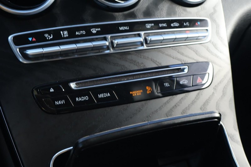 Mercedes-Benz GLC Vehicle Full-screen Gallery Image 34