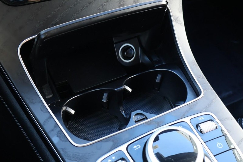 Mercedes-Benz GLC Vehicle Full-screen Gallery Image 35