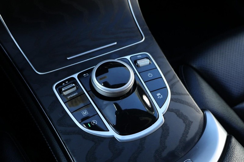 Mercedes-Benz GLC Vehicle Full-screen Gallery Image 36