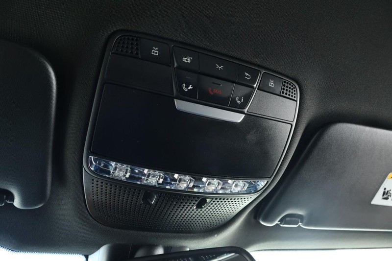 Mercedes-Benz GLC Vehicle Full-screen Gallery Image 37