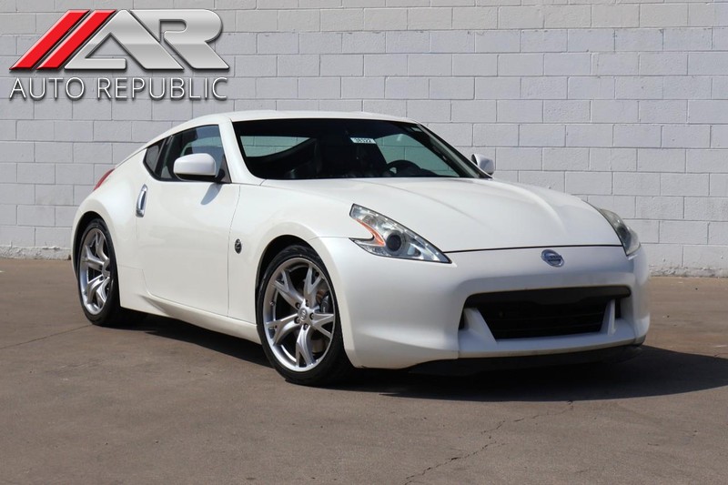 Nissan 370Z Vehicle Full-screen Gallery Image 01
