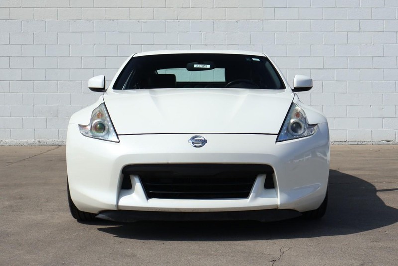 Nissan 370Z Vehicle Full-screen Gallery Image 02