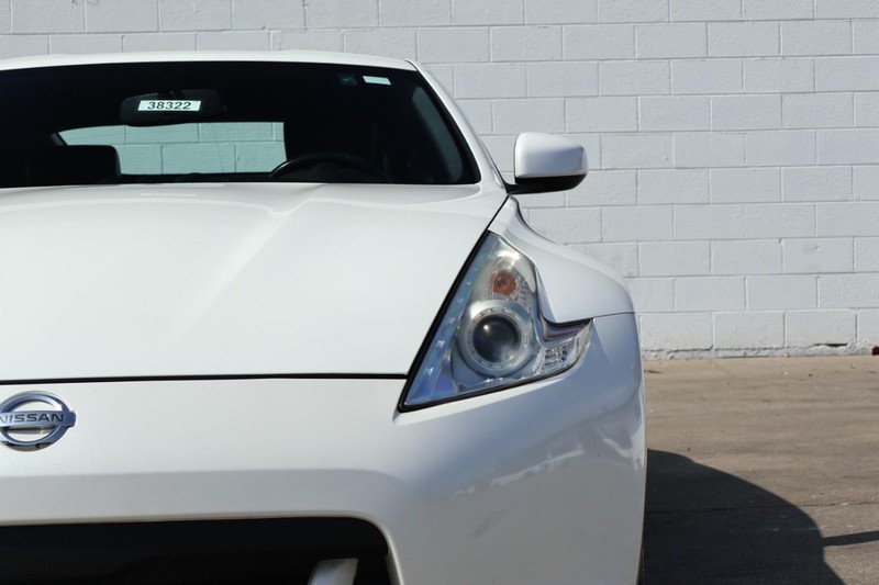 Nissan 370Z Vehicle Full-screen Gallery Image 03