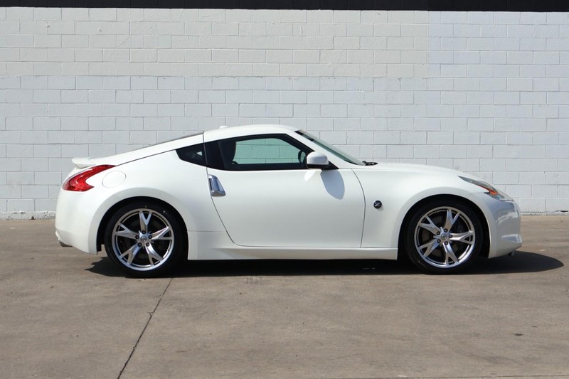 Nissan 370Z Vehicle Full-screen Gallery Image 04
