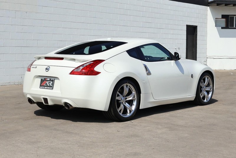 Nissan 370Z Vehicle Full-screen Gallery Image 05