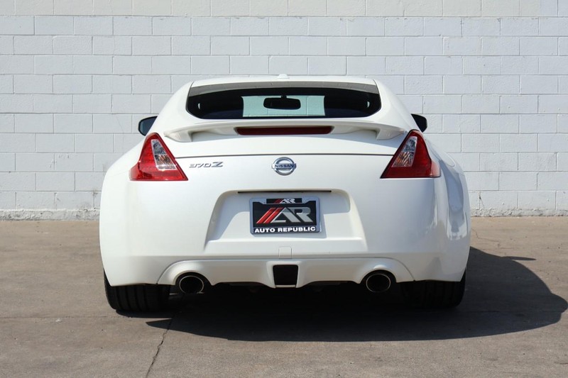 Nissan 370Z Vehicle Full-screen Gallery Image 06