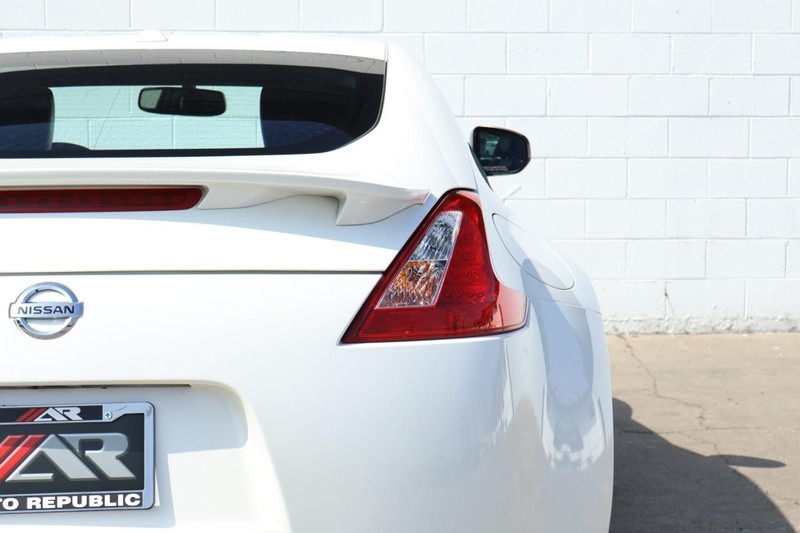 Nissan 370Z Vehicle Full-screen Gallery Image 07