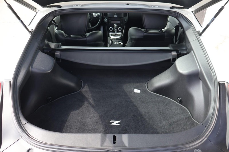 Nissan 370Z Vehicle Full-screen Gallery Image 08