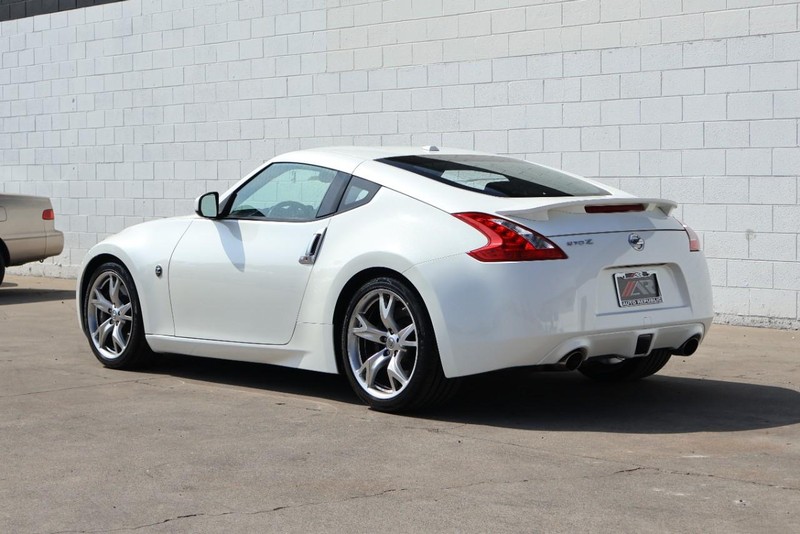 Nissan 370Z Vehicle Full-screen Gallery Image 09