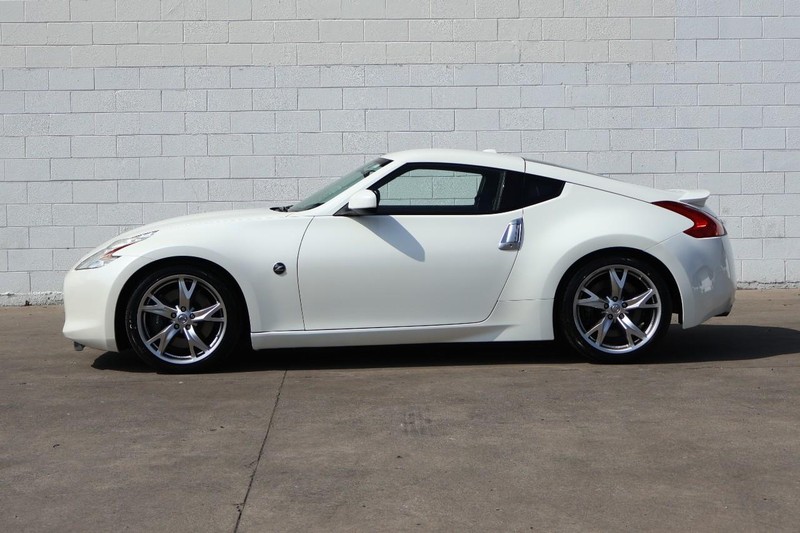 Nissan 370Z Vehicle Full-screen Gallery Image 10
