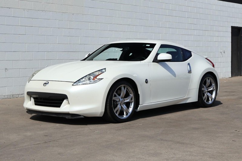 Nissan 370Z Vehicle Full-screen Gallery Image 11