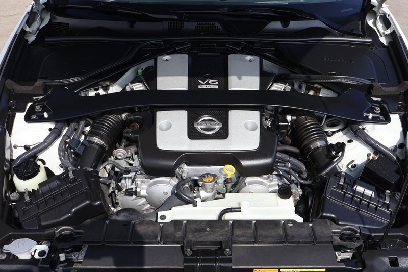 Nissan 370Z Vehicle Full-screen Gallery Image 12