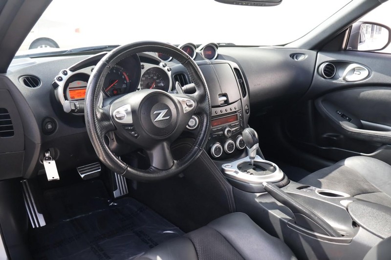 Nissan 370Z Vehicle Full-screen Gallery Image 16