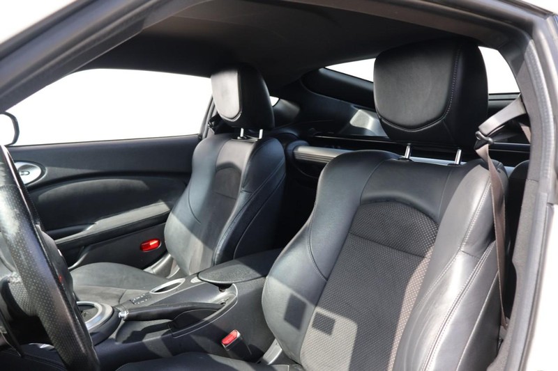 Nissan 370Z Vehicle Full-screen Gallery Image 18