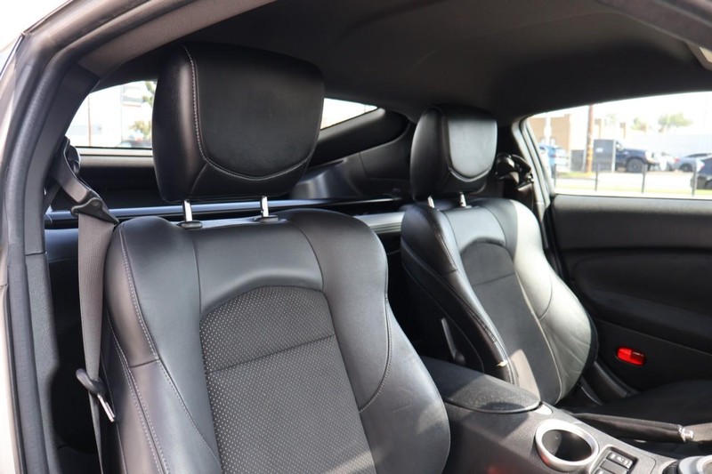Nissan 370Z Vehicle Full-screen Gallery Image 21