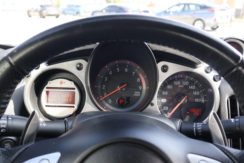 Nissan 370Z Vehicle Full-screen Gallery Image 23